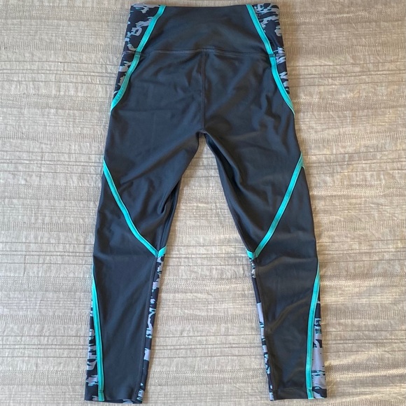 Size M Under Armour Leggings - Picture 2 of 3